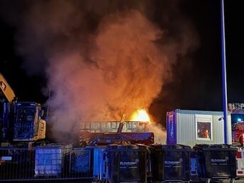 Feuer in einem Container für Elektrogeräte